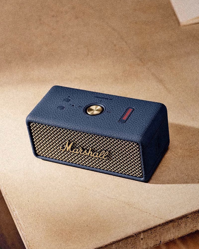 Акустика Marshall Emberton 3 Midnight Blue вкрита краплями води, інший ракурс